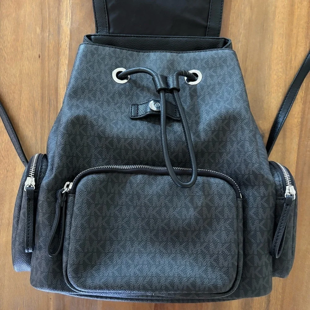 MICHAEL KORS Abbey LG Cargo Backpack in Black